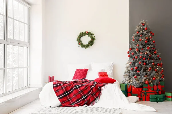 Interior Del Dormitorio Festivo Con Cama Cómoda Corona Árbol Navidad — Foto de Stock