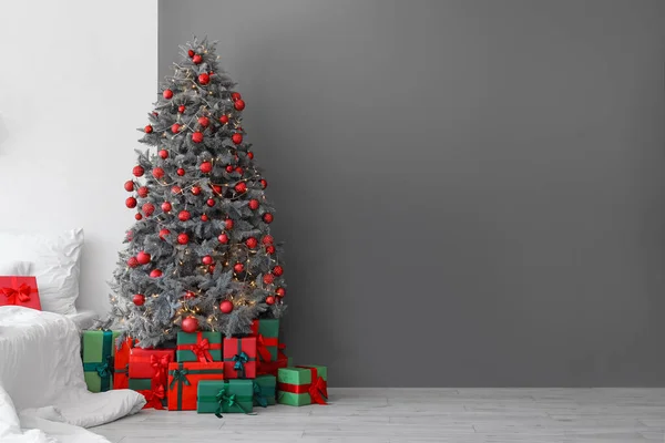Cajas Regalo Bajo Árbol Navidad Cerca Pared Gris — Foto de Stock