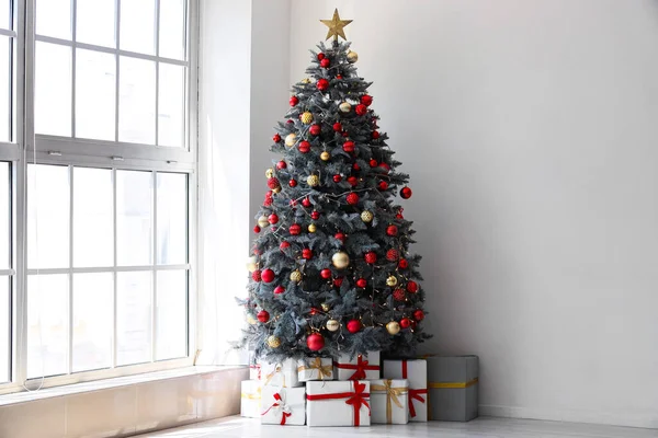 Ajándékdobozok Karácsonyfa Alatt Ablak Közelében — Stock Fotó