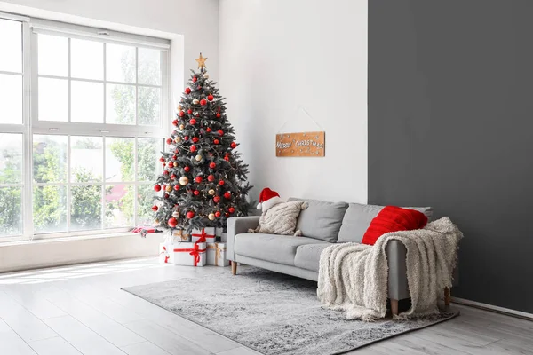 Noel ağacının altında hediye kutularıyla dolu bir oturma odası.