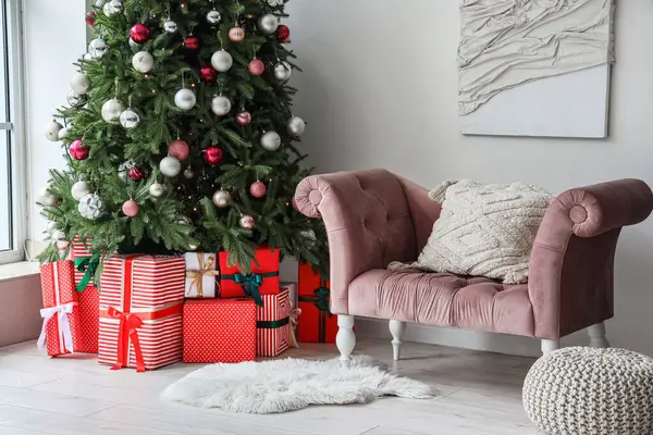 Belső Tér Ünnepi Nappali Ajándékdobozok Alatt Karácsonyfa — Stock Fotó
