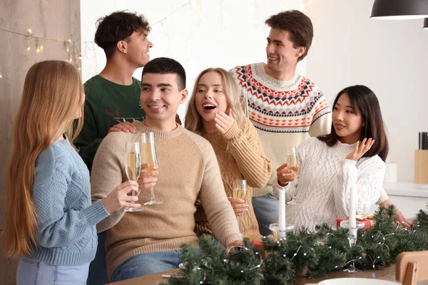 Group Young People Champagne Celebrating Christmas Kitchen — Stock Photo, Image