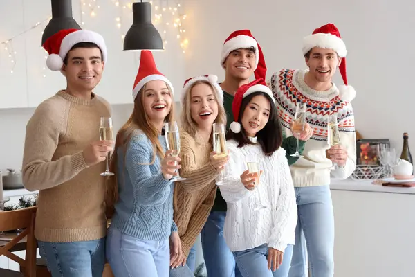 Grupo Jovens Com Champanhe Comemorando Natal Cozinha — Fotografia de Stock