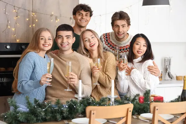 Grupo Jovens Com Champanhe Comemorando Natal Cozinha — Fotografia de Stock