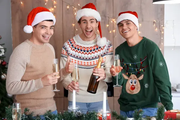 Young Men Champagne Celebrating Christmas Kitchen — Stock Photo, Image
