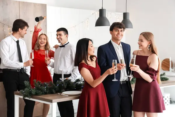 Gruppe Unge Mennesker Med Champagne Som Feirer Jul Kjøkkenet – stockfoto