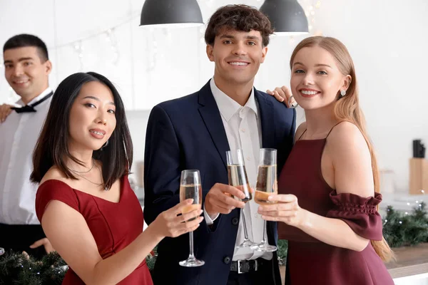 Gruppe Junger Leute Mit Champagner Feiert Weihnachten Der Küche — Stockfoto