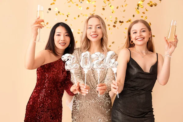 Jovens Mulheres Com Champanhe Figura 2024 Comemorando Natal Fundo Bege — Fotografia de Stock
