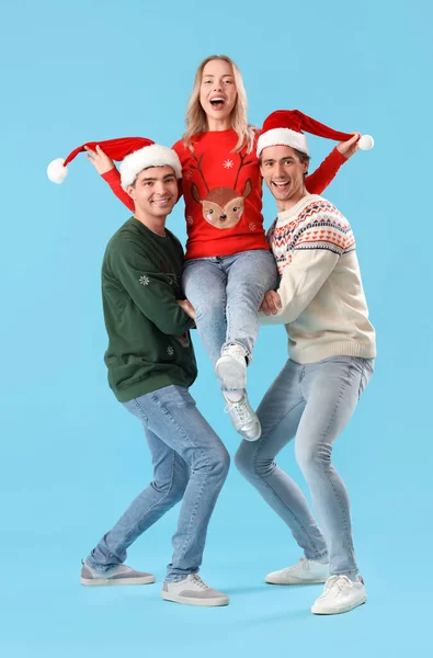 Unga Vänner Julkläder Blå Bakgrund — Stockfoto