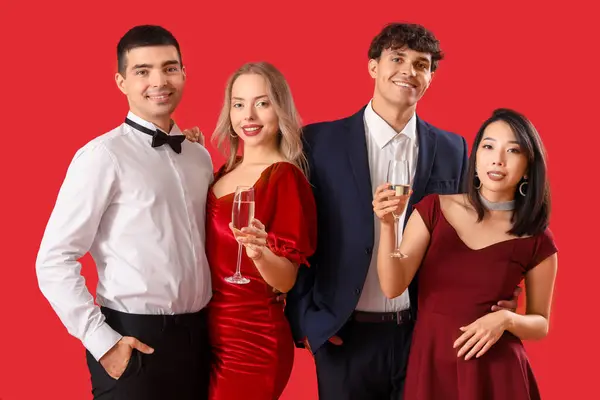 Grupo Jovens Com Champanhe Comemorando Natal Fundo Vermelho — Fotografia de Stock