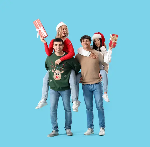 Ungdomsgrupp Med Julklappar Blå Bakgrund — Stockfoto