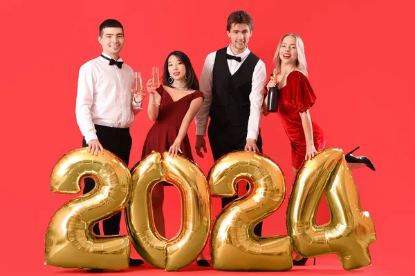 Young People Champagne Balloons Shape Figure 2024 Red Background — Stock Photo, Image