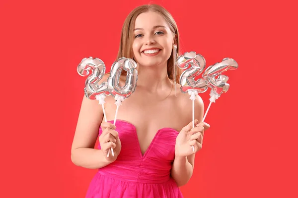 Mujer Joven Con Figura 2024 Sobre Fondo Rojo — Foto de Stock