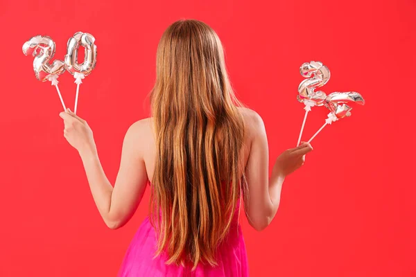Junge Frau Mit Figur 2024 Auf Rotem Hintergrund Rückseite — Stockfoto