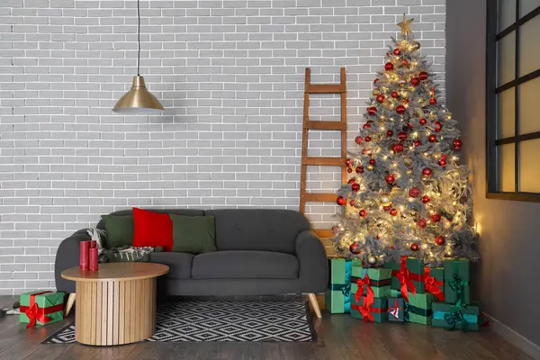 Interieur Des Festlichen Wohnzimmers Mit Grauem Sofa Couchtisch Und Geschenkboxen — Stockfoto