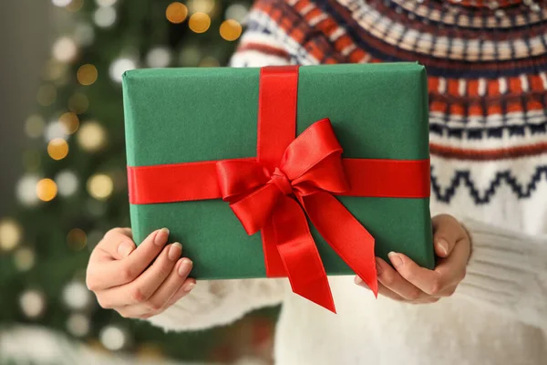 Kvinna Ger Presentförpackning Hemma Julafton Närbild — Stockfoto