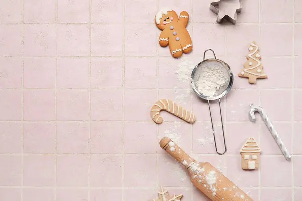 クリスマスクッキー キッチン用品 装飾と色のタイルの背景 — ストック写真