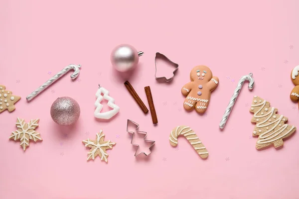 Samenstelling Met Kerstkoekjes Mooie Decoraties Roze Achtergrond — Stockfoto