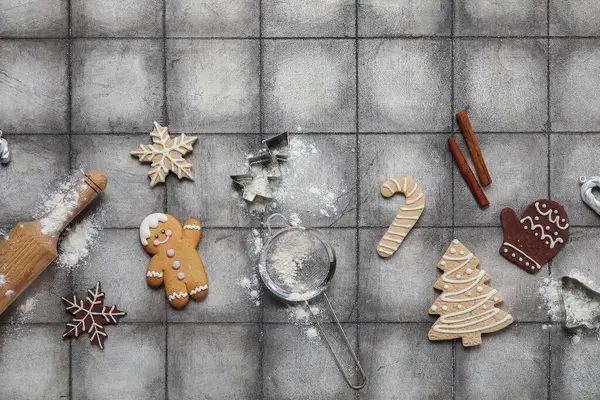 グラウンジタイルの背景にクリスマスクッキーとキッチン用品との組み合わせ — ストック写真