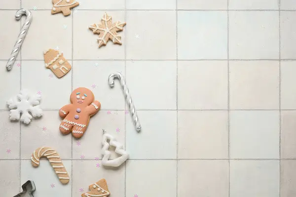 ライトタイルの背景にクリスマスクッキーや装飾と組み合わせる — ストック写真