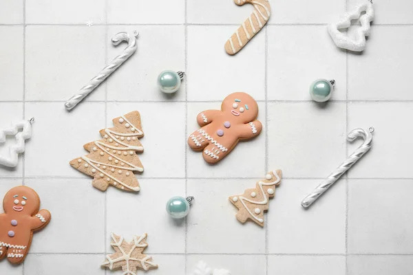 おいしいクリスマスクッキーと軽いタイルの背景の装飾との組み合わせ — ストック写真