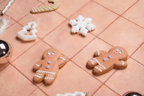 おいしいクリスマスクッキーと色のタイルの背景の装飾との組み合わせ — ストック写真