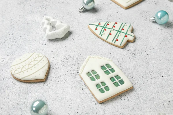 Tatlı Noel kurabiyeleri ve hafif arka planda süslemeleri olan kompozisyon