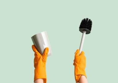 Yeşil arka planda tuvalet fırçası olan kadın