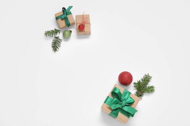 Hediye kutuları ve beyaz arka plan üzerinde Noel süsleri