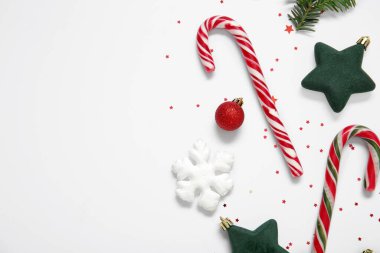 Güzel Noel süslemeleri ve beyaz arka planda şeker kamışları