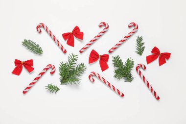 Baston şekerler ve beyaz arka plan üzerinde Noel süsleri