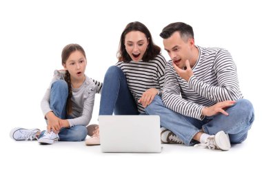 Beyaz arka plan üzerinde izole laptop ile mutlu bir aile