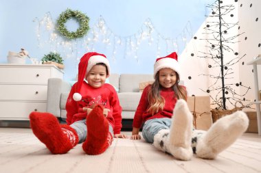 Evde Noel çorapları giyen sevimli çocuklar.