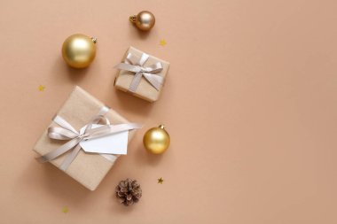 Kahverengi arka planda Noel baloları ve hediye kutuları