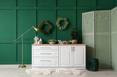 Beyaz tezgahları ve Noel süslemeleri olan festival mutfağı.