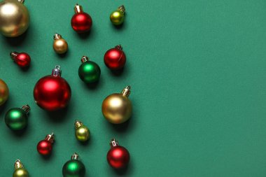 Yeşil arka planda Noel topları