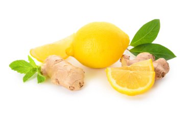 Beyaz arka planda limonata hazırlamak için gerekli malzemeler