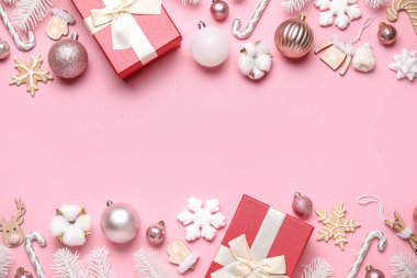 Güzel Noel süslemeleri ve pembe arka planda hediyeleri olan kompozisyon
