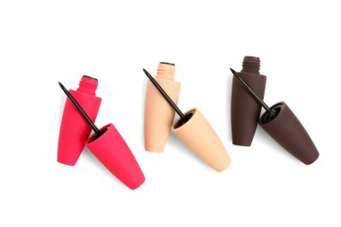 Beyaz arkaplanda farklı stil göz kalemleri