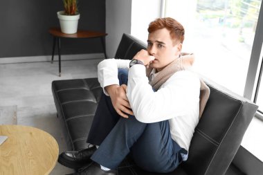 Korkak genç işadamı ofiste.