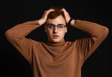 Siyah arka planda korkusuz genç adam.