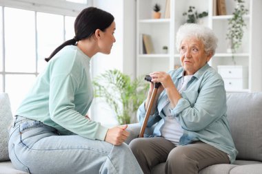 Memnuniyetsiz kızıyla evde oturan son sınıf öğrencisi.