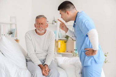 Büyük adam yatak odasındaki kızgın hemşireden korkuyor.