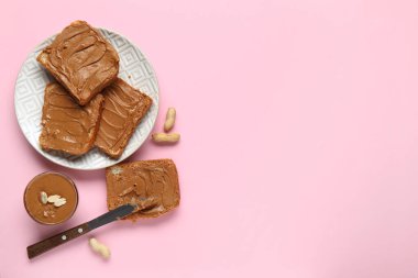 Pembe arka planda fıstık ezmeli tost tabağı