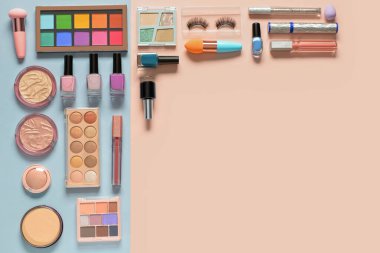 Renkli arkaplanda farklı dekoratif kozmetik ürünler