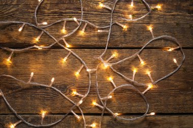 Ahşap arka planda parlayan Noel ışıkları