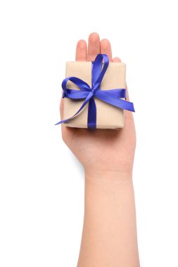 Beyaz arka planda güzel bir Noel hediyesi olan kadın eli, yakın plan.
