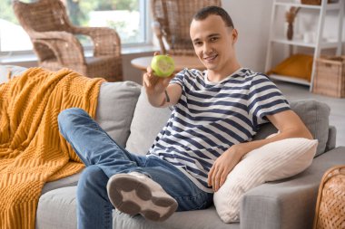 Evde lezzetli elmalı genç bir adam var.