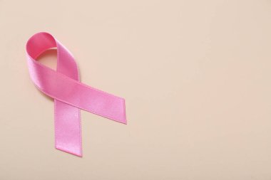 Bej arka planda pembe kurdele. Göğüs kanseri farkındalığı konsepti