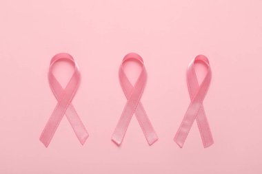 Renkli arka planda pembe kurdeleler. Göğüs kanseri farkındalığı konsepti